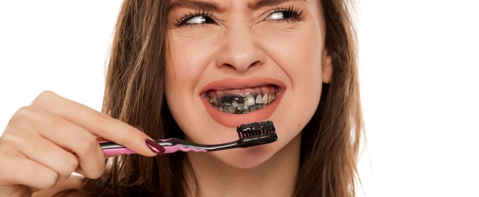 Aktivkohle für Zähne & Co.: Was bringt das schwarze Wundermittel?