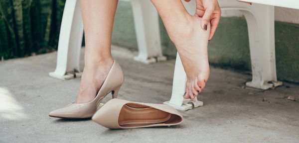 Hohlfuß loswerden: Mit Einlagen, Übungen oder OP?