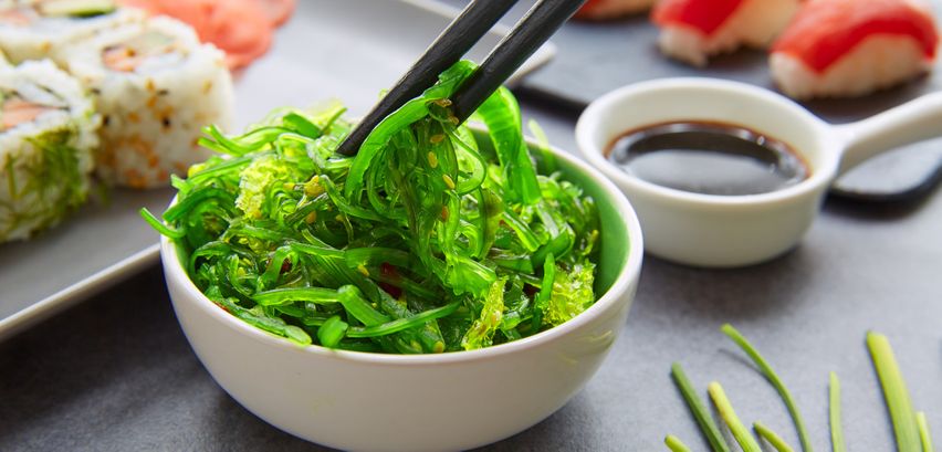 Algen essen: Wie gesund sind Wakame, Nori & Co.?