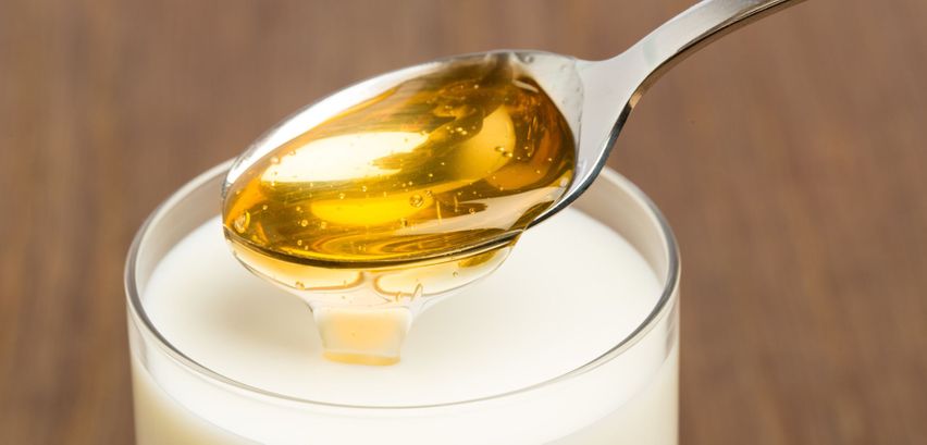 Heiße Milch mit Honig → Hier lesen, wie vielseitig es helfen kann
