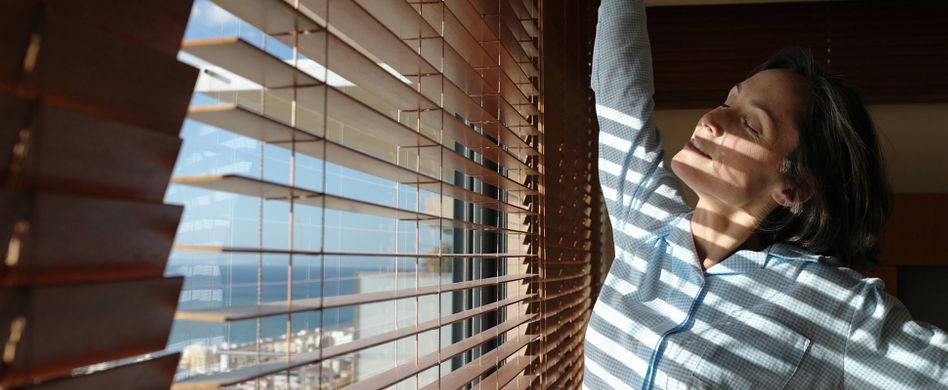 Sichtschutz für Fenster: Tipps zu Folie, Plissee, Rollo und Co.