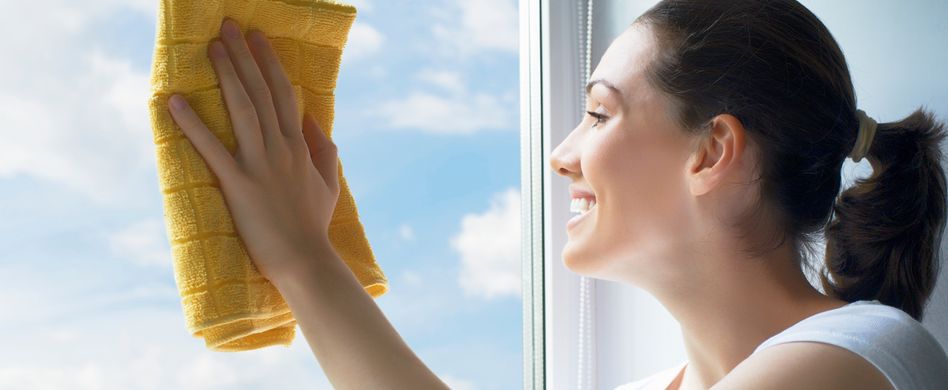 Fenster putzen: 4 Hausmittel für saubere Scheiben