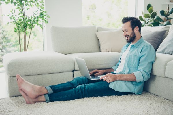 Bildschirm Reinigen So Werden Laptop Und Pc Wieder Blitzblank