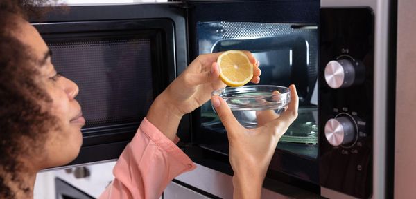 Mikrowelle Reinigen Hier Lesen Welcher Trick Sie Blitzblank Macht