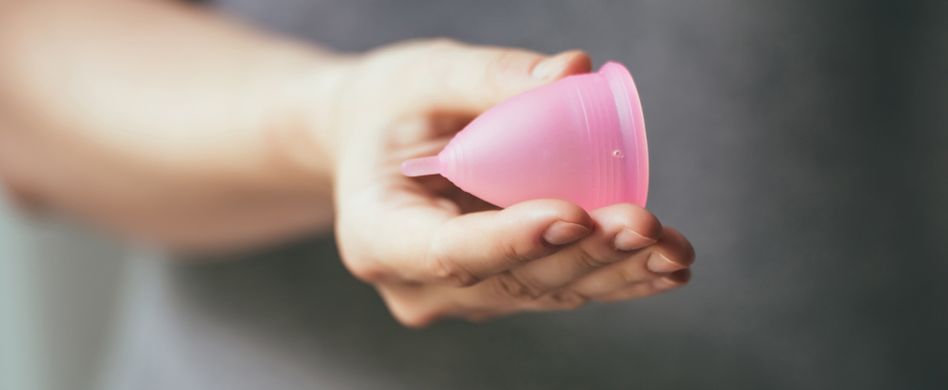 Menstruationstasse einführen: So funktioniert es Menstruationstasse einführen: So funktioniert es