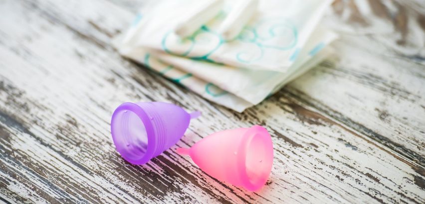 menstruationstasse im flugzeug